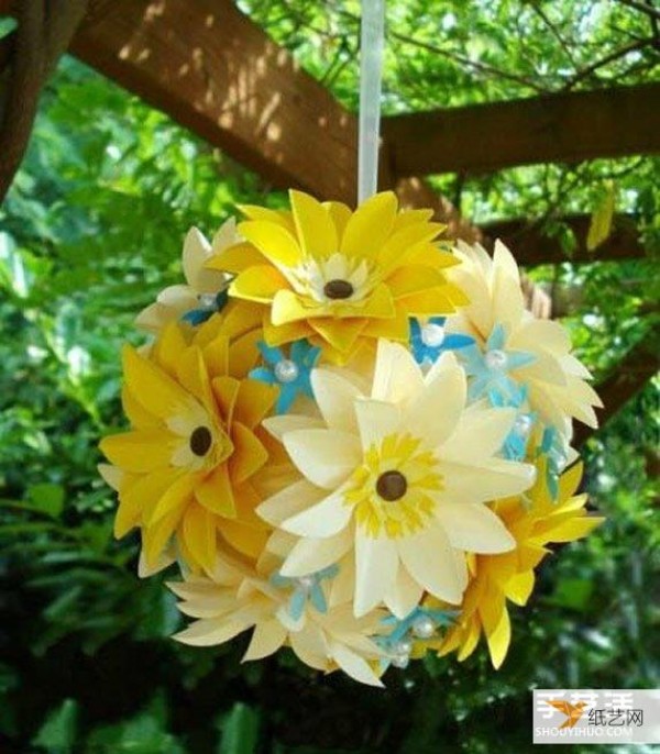 Illustrated tutorial on how to make folded paper flowers