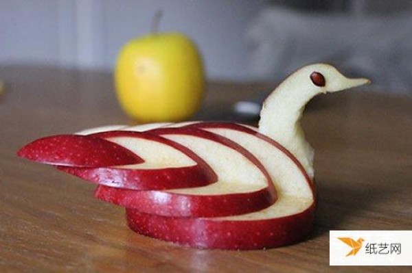 Cut apples into swans. Step-by-step illustrated tutorial on how to make apple swans.