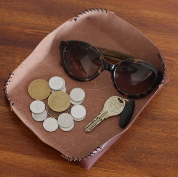 How to use old leather to make a door storage box