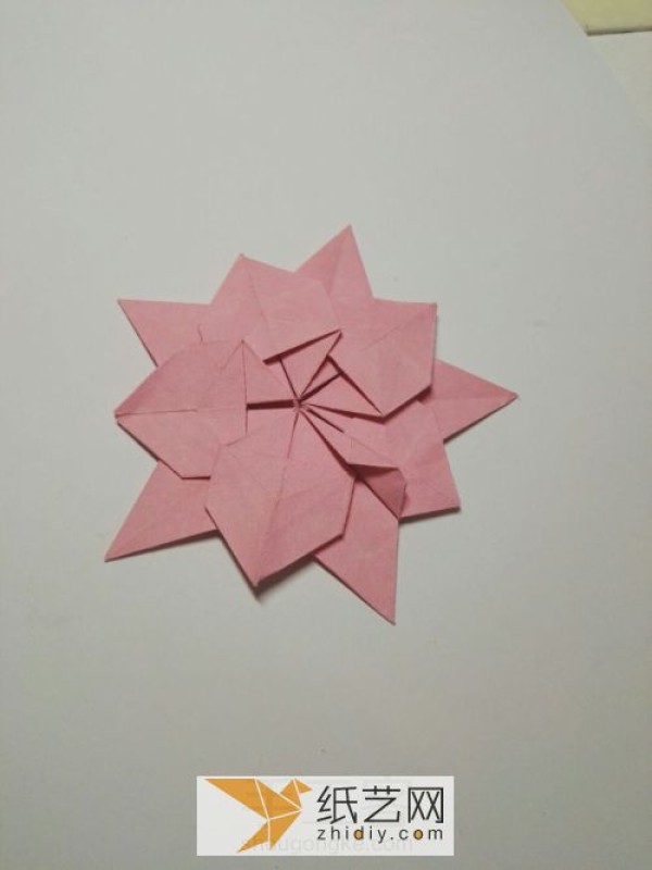 Tutorial on making origami cherry blossoms suitable for Christmas decoration