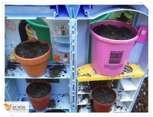 Use some old toys to handcraft a bakery flower pot stand in the garden