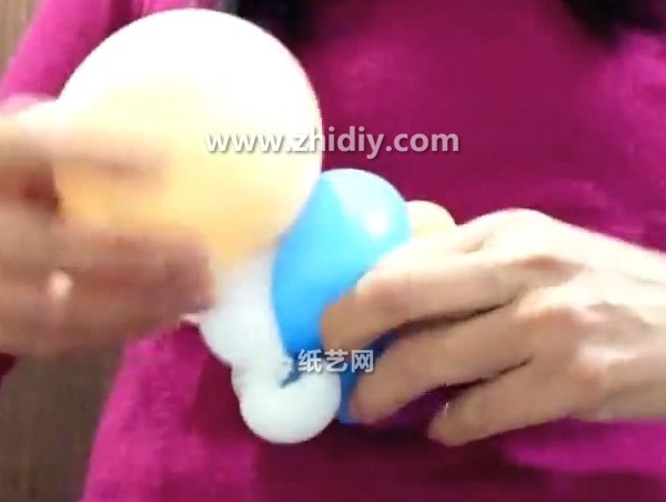 Tutorial on how to make a cartoon cow balloon shape by hand