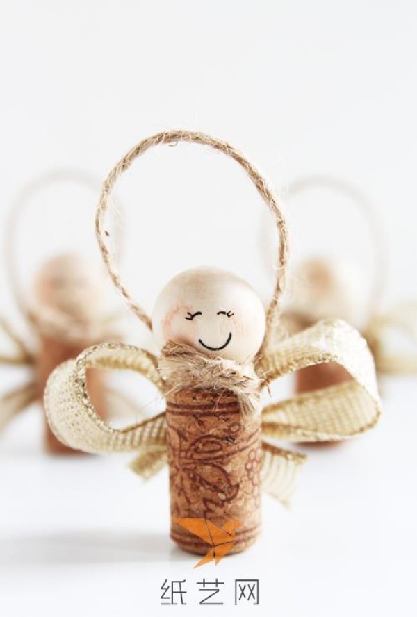 Red wine corks turn waste into treasure to make cute little angel Christmas tree decorations for Christmas