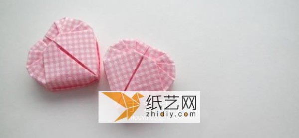 Illustrated tutorial on how to make a Valentine’s Day origami heart gift box