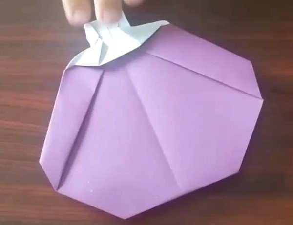 Tutorial on how to make a practical origami fan for summer