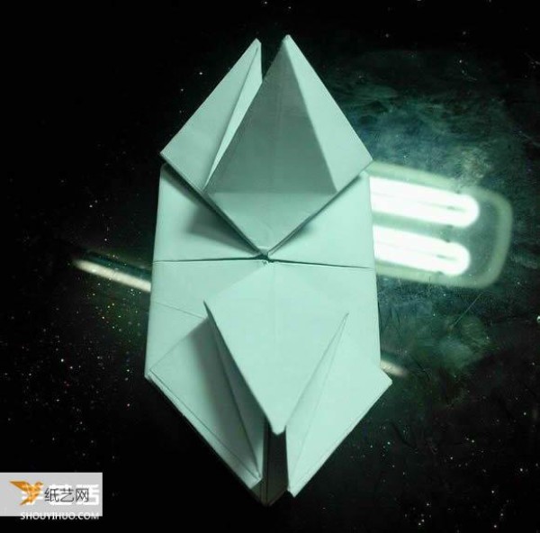 Illustration of a very beautiful hand-folded box with paper crane packaging