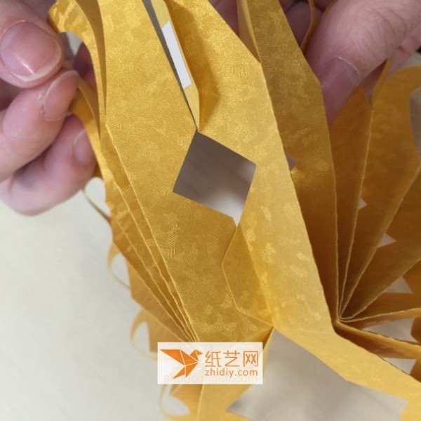 Tutorial on making paper-cut Gong Xi Fa Cai ornaments