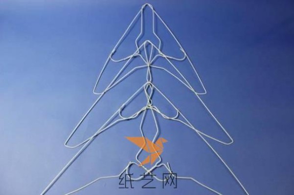 Tutorial on how to make a beautiful Christmas tree decoration using clothes hangers