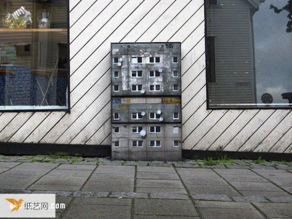 Turn cement piers and electrical boxes into houses, and beautify the surrounding environment with mini architectural graffiti