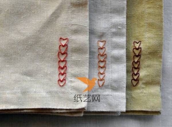 Instructions on how to make simple hearts on Valentine’s Day tablecloths