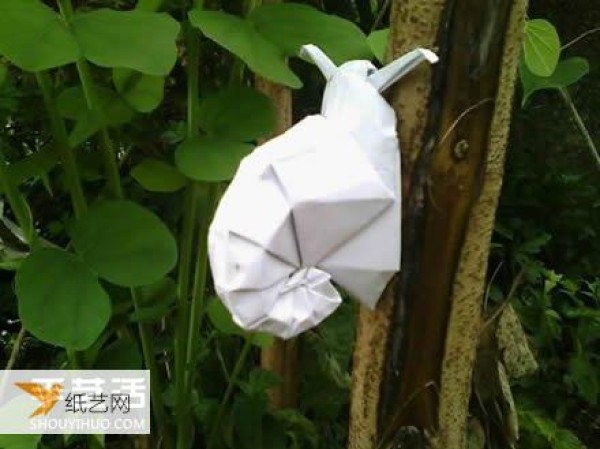 Illustrated tutorial on folding three-dimensional snails by hand using origami