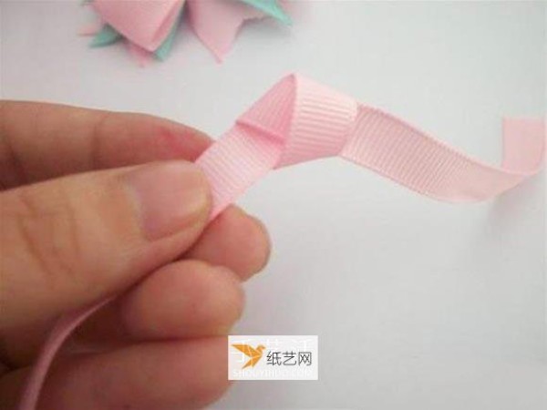 Illustration of making your own personalized childrens bow hair accessories