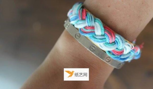 Illustrated tutorial on how to knit a personalized three-strand rope bracelet