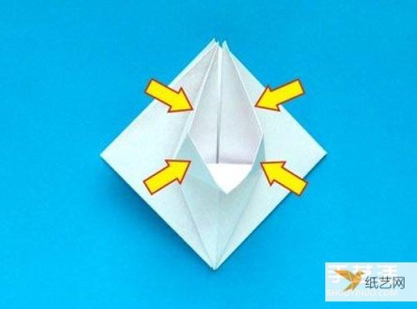 Illustrated tutorial on the folding steps of the seemingly complicated origami crab