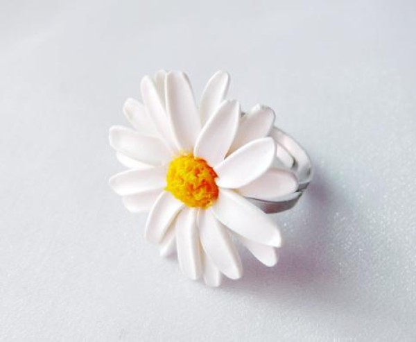 A fresh tutorial on how to make a daisy ring from clay