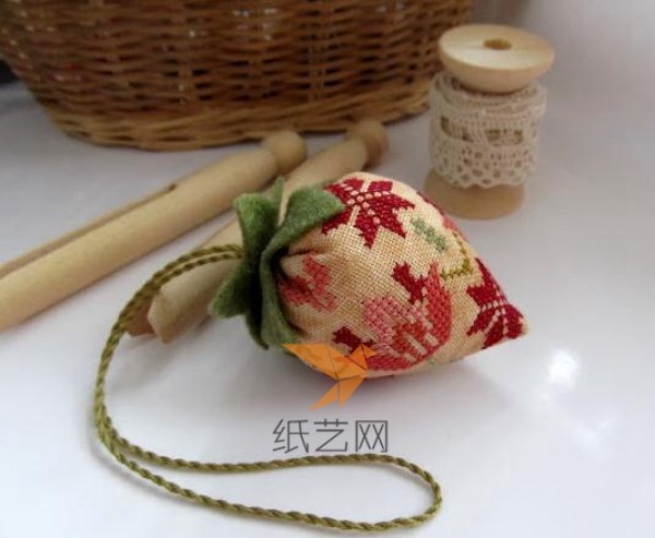 Small strawberry decoration tutorial made by cross stitch