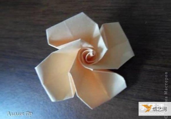 Illustrated tutorial on how to fold roses by hand using cardboard