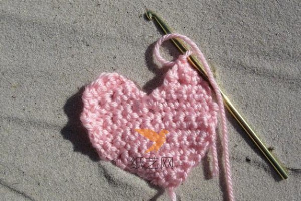 Cute crochet heart embellishment tutorial