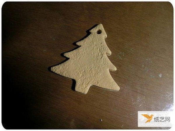 Illustrated tutorial for making personalized Christmas tree sugar cookies using resin clay