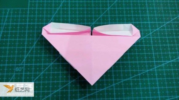 Hand-folded Valentines Day LOVE heart-shaped origami illustration tutorial