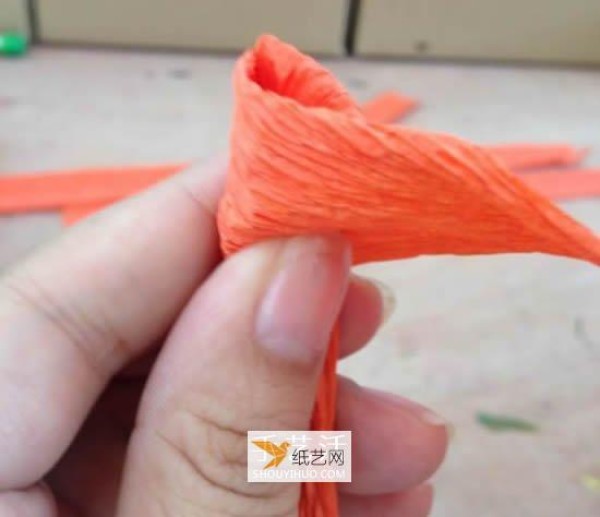 How to fold roses using crepe paper by hand