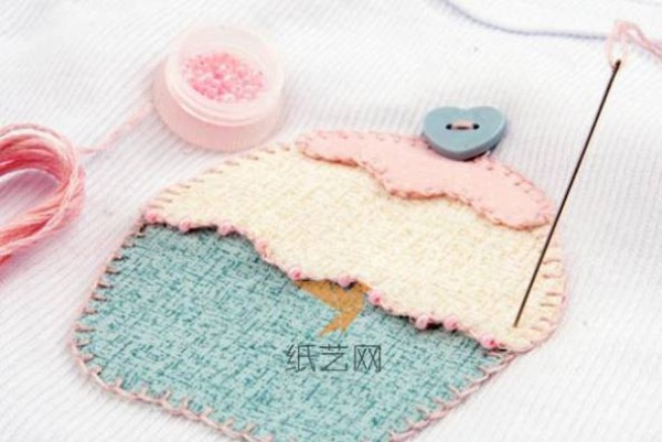 Tutorial on making cute little cake decorations on baby clothes