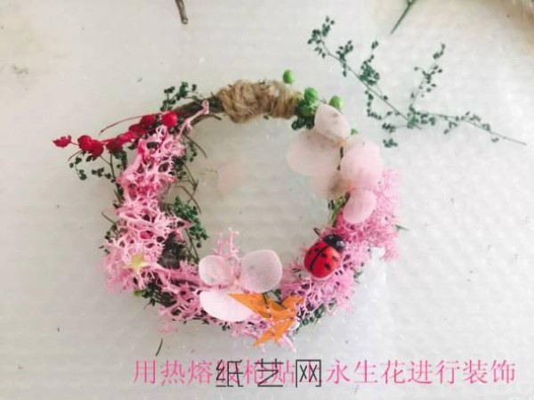 Let me give you all a way to make a flower pattern DIY small wreath necklace.