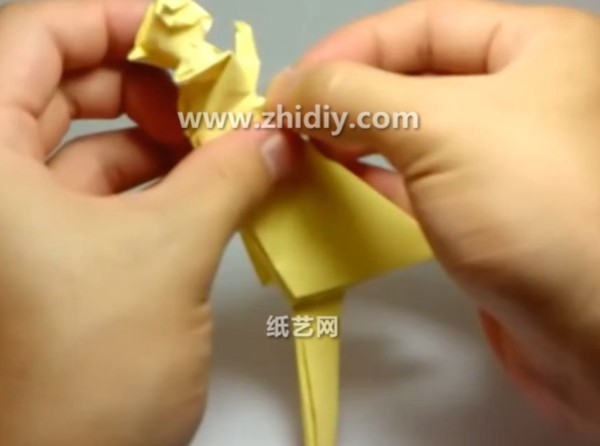 Origami video tutorial for handmade three-dimensional origami kitten