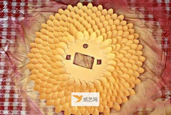 Reuse disposable spoons to create a beautiful wild chrysanthemum wall clock illustration