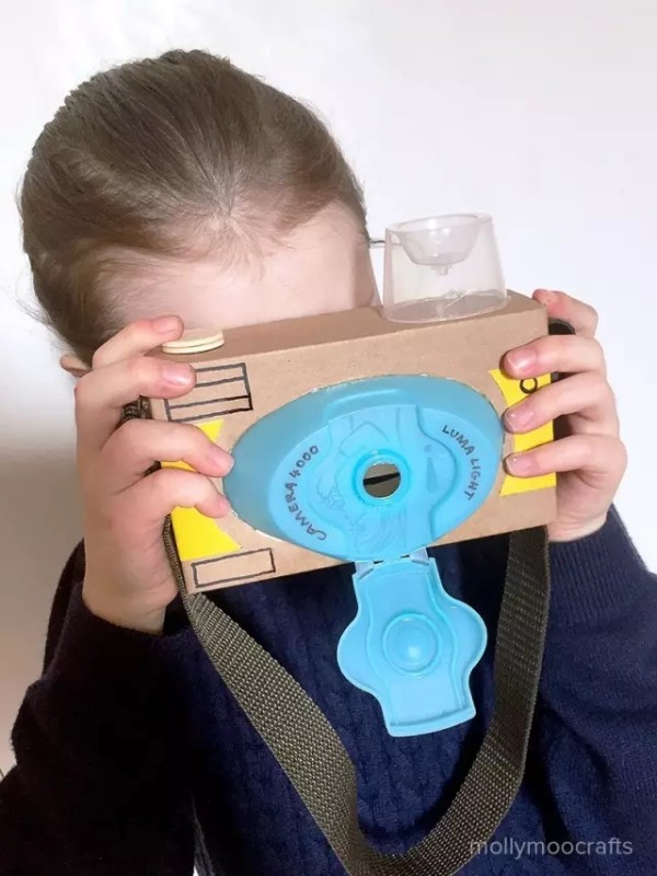 You can make your own camera out of a cardboard box you don’t use at home! Parent-child crafts!