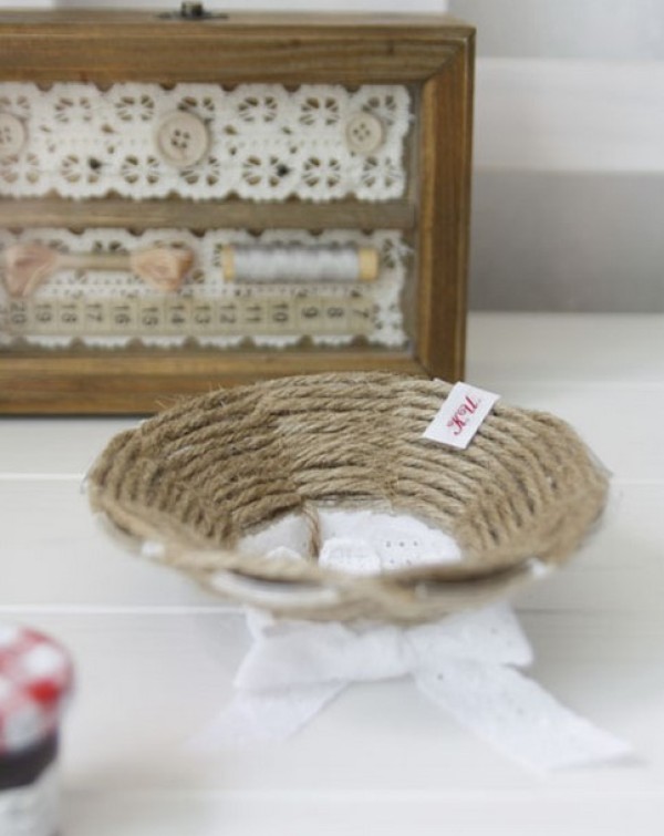 Tutorial on using waste jelly yogurt plastic boxes to weave and make a cute storage basket