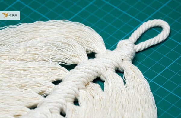 Tie a few knots in the rope and you’ll have a beautiful decoration! Detailed tutorial on rope crafting