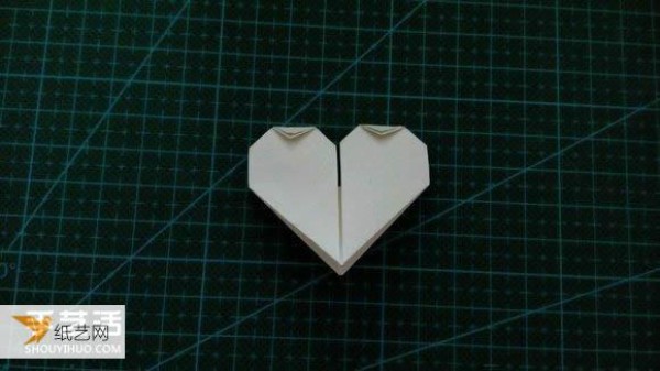 Hand-folded Valentines Day LOVE heart-shaped origami illustration tutorial