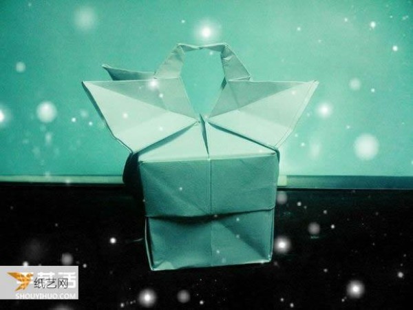 Illustration of a very beautiful hand-folded box with paper crane packaging