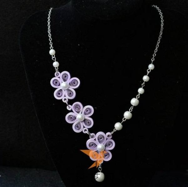 Tutorial on how to make a paper quilled flower beaded necklace for the New Year gift