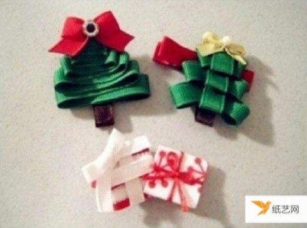 Square illustrated tutorial for making a personalized Christmas tree using simple ribbons