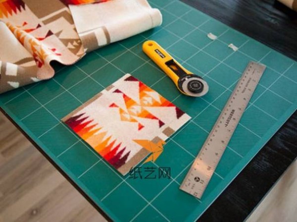 Teach you step by step how to make a simple IPHONE mobile phone case with non-woven fabrics