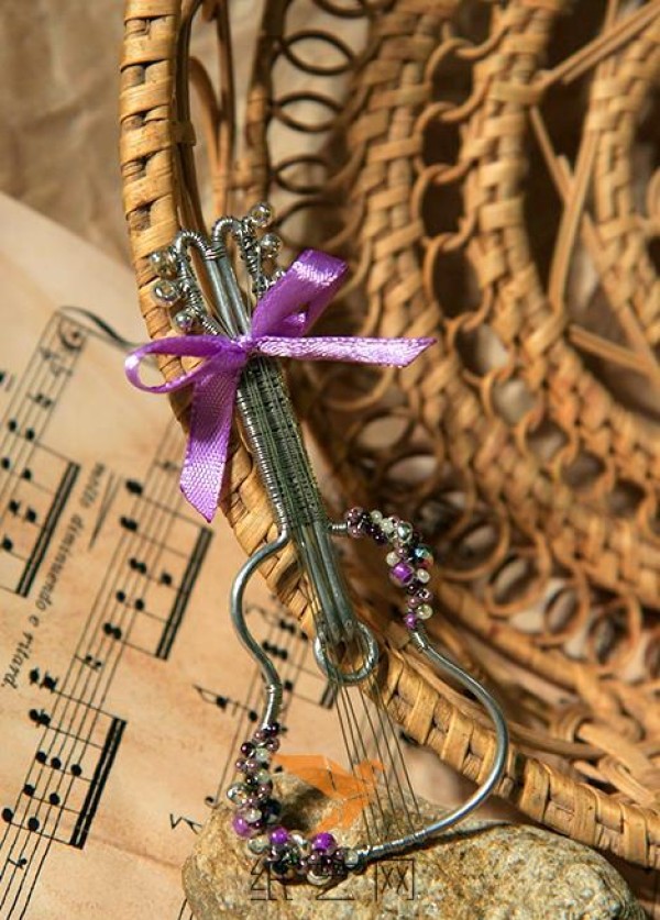 Tutorial on a fresh and fresh handmade DIY woven violin brooch for Spring Festival gift