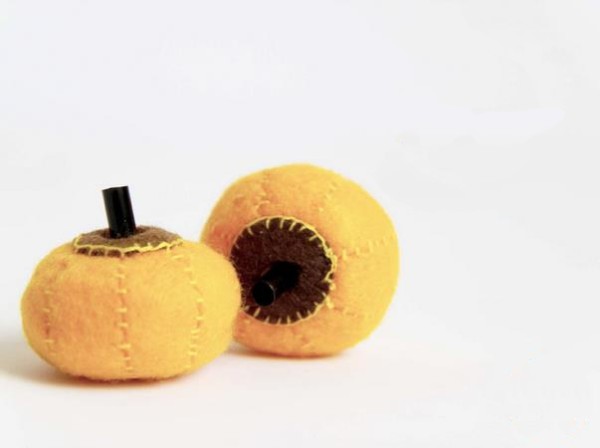 Tutorial on cute little Halloween pumpkin dolls made from non-woven fabrics