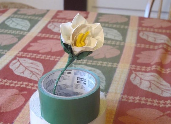 Tutorial on how to use old clothes hangers to make beautiful flowers for New Year decorations