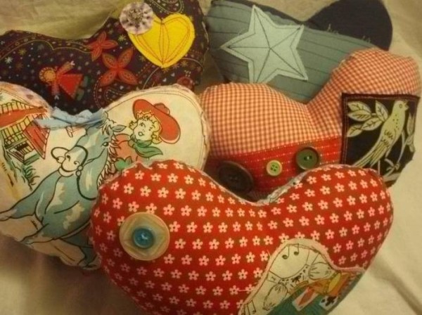 Handmade fabric heart-shaped pillow making tutorial