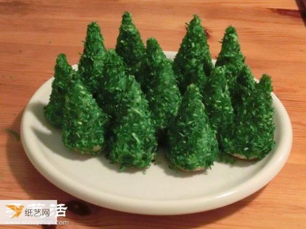 Tutorial on how to make your own mini Christmas tree cake?