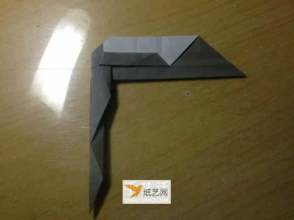 Illustration of the manual folding method of a small origami excavator