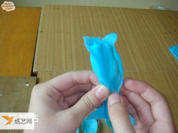 How to make roses from crepe paper by hand