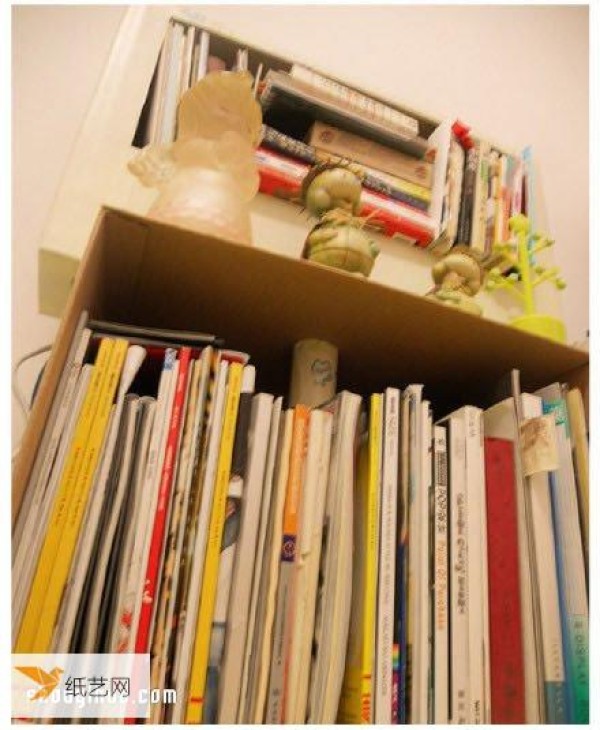 Tutorial on how to transform discarded cardboard boxes into simple bookshelf