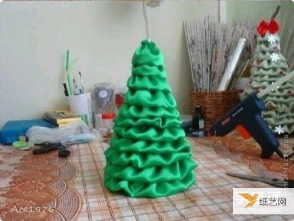 An illustrated tutorial on how to make a simple three-dimensional silk Christmas tree worth learning