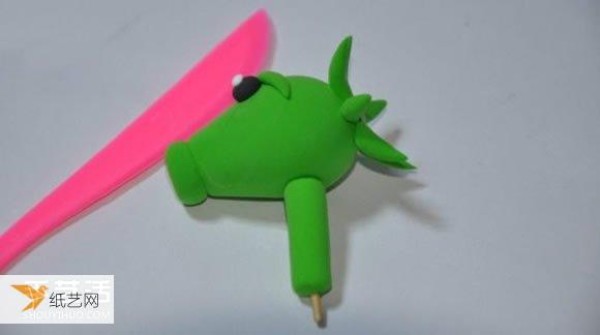 Detailed illustration of handcrafting Plants vs. Zombies Peashooter using ultra-light clay