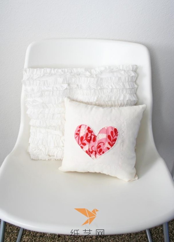 How to make a heart-shaped pillow as a Valentine’s Day gift