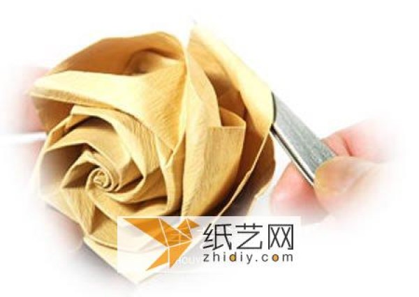 Tutorial on origami rose with rolled heart