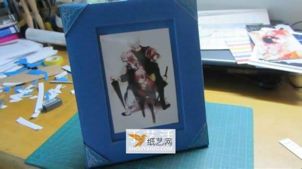 Illustration of how to make your own personalized paper photo frame